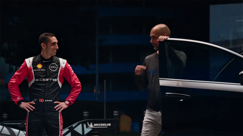 Guardiola alucina con el coche eléctrico de Fórmula E de Sébastien Buemi junto al estadio del City