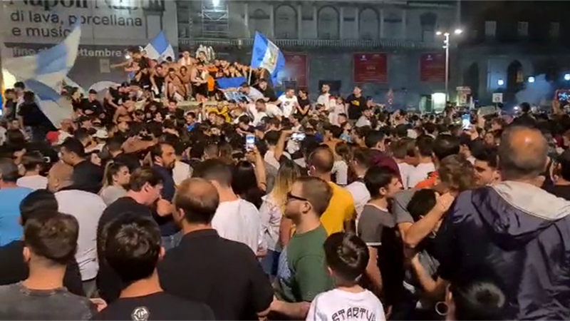 Napoli, che festa per la Coppa Italia! Migliaia di tifosi in piazza dopo il successo sulla Juventus